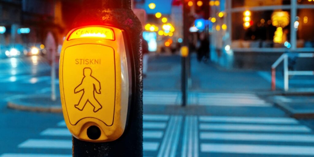 Sfinalizowano inwestycję w Zespole Szkół w Szumowie: przejście dla pieszych z oświetleniem i odpowiednim oznakowaniem