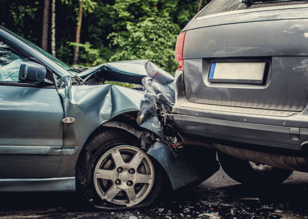 Kolizja drogowa na trasie Przeździecko-Dworaki – Zaręby-Bolędy z udziałem auta i ciągnika z prasą